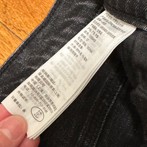 Abercrombie & Fitch Ultra High Rise Mom Jean - Picture 4 of 5